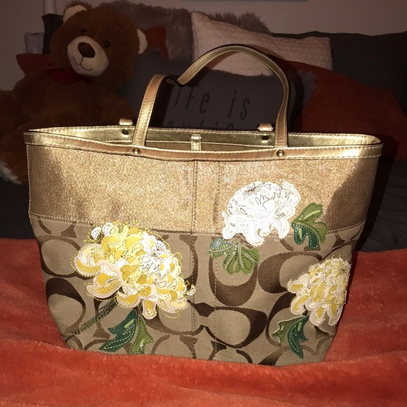 Coach Handbags - Floral print and gold coach tote purse Coach Handbags - Floral print and gold coach tote purse